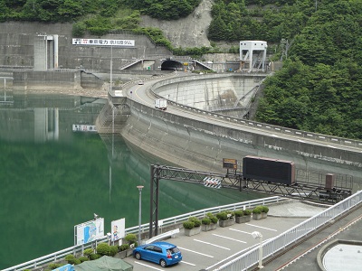 奈川渡ダム　斜め上からの風景