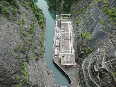 奈川渡ダム　下流側直下