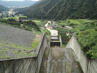 三国川ダム　下流直下