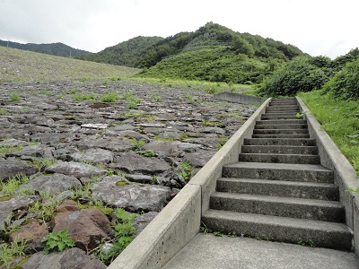 三国川ダム　堤体法面の階段　