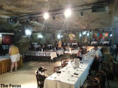 洞窟 レストラン