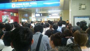 2011年9月21日（水）台風１５号直撃により交通機関がマヒして『帰宅困難』小田急線新宿駅
