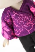 カシュクールの着物風デザインのカットソー地のトップスは袖にも身頃にも、花鳥柄柄プリント